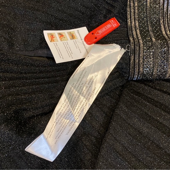 NWT Mac Duggal 30700 Black Shimmering Pleated A-Line Gown  - Sz 10 - Picture 10 of 10